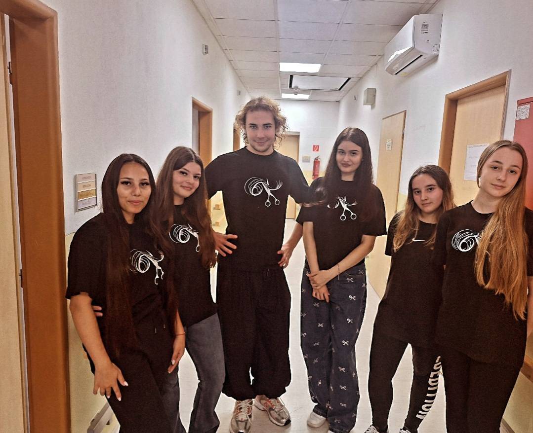 Oznamujeme občanom, že dňa 02. októbra 2025, štvrtok v čase od 8:30 hod. do 12:00 hod. budú študenti kaderníctva pod vedením Andrey Mikovej Losonskej poskytovať kadernícke služby v miestnom klube dôchodcov