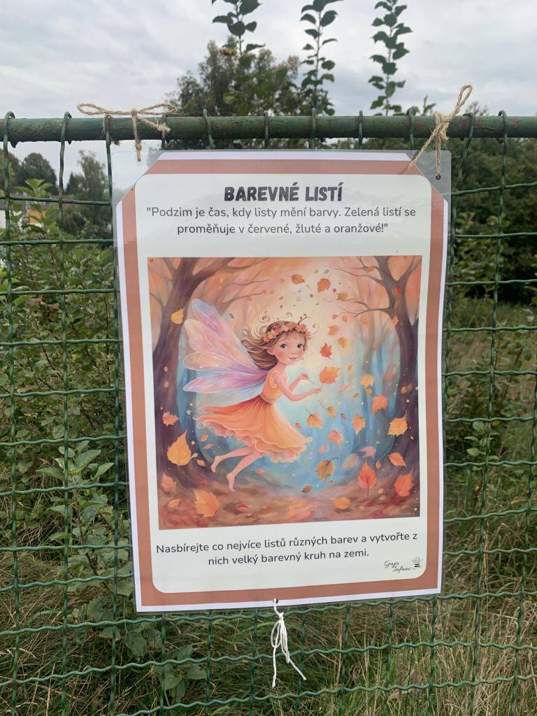 Přijďte se podívat na novou podzimní plotovku před školou! Malá radost, která potěší děti i dospělé a rozjasní šedé dny.