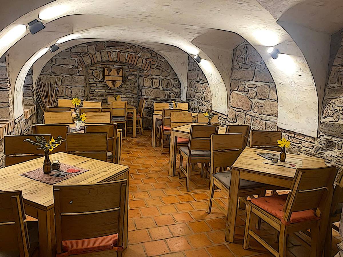 Muzejní kavárna čp. 1 nabízí příjemné posezení v útulné atmosféře, kde si můžete vychutnat lahodnou kávu se zákuskem, osvěžit se vychlazenou Plzní a pochutnat si na oblíbeném „Hančově prkýnku“ – pestrém výběru sýrů a klobás. Nechybí ani něco pro milovníky lehčího osvěžení, třeba sklenka dobrého vína či aperolu. Zastavit se můžete v pátek (16 - 20 hod.), v sobotu (14 - 20 hod.) a v neděli (14 -18 hod.). Budeme rádi, když se u nás zastavíte třeba cestou z podzimní víkendové procházky – těšíme se na vás!