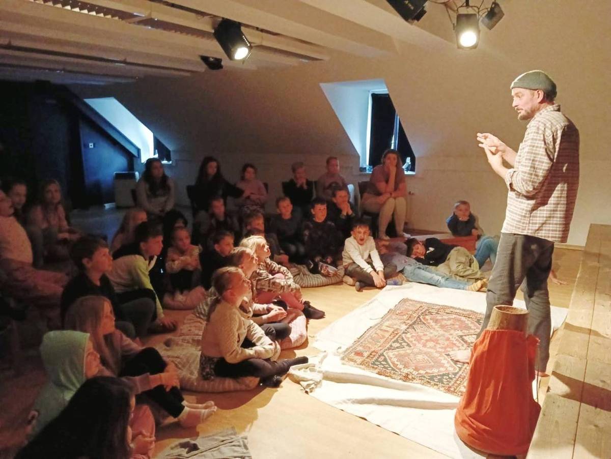 Žáci 3. a 4. ročníku se 1.10. zúčastnili vypravěčské inscenace Děda Jožka v podání Martina Haka v ZUŠ Jindřichův Hradec.