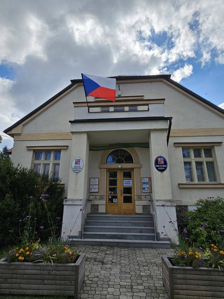 Volby do Poslanecké sněmovny Parlamentu ČR se uskuteční 3. a 4. října 2025. Volební místnost je umístěna v budově obecního úřadu.