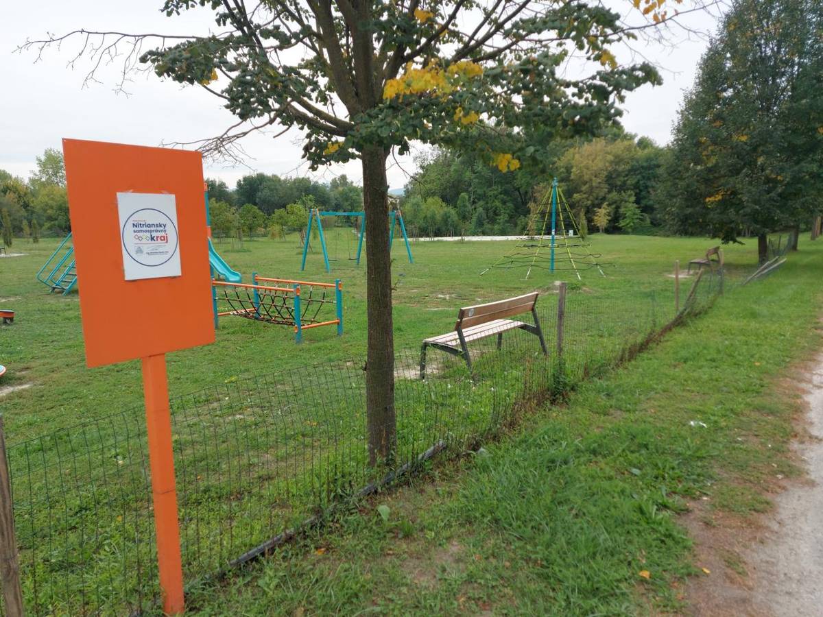 S finančnou podporou Nitrianskeho samosprávneho kraja bol realizovaný projekt s názvom: „Vybudovanie detského ihriska - III.etapa“.  V rámci projektu boli osadená lanová pyramída a lavičky.   Projekt realizovala Obec Kravany nad Dunajom.