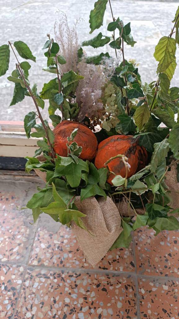 Tento týden chlapci z 8. a 9. třídy dokončili renovaci rámečků, chybí tedy již jen je zkompletovat a brzy budou znovu zdobit naše chodby. Holky se nám postaraly o podzimní výzdobu v prosklené chodbě, vytvořily přírodní květináče s kašírovanými dýněmi, chodba je teď mnohem útulnější :-)