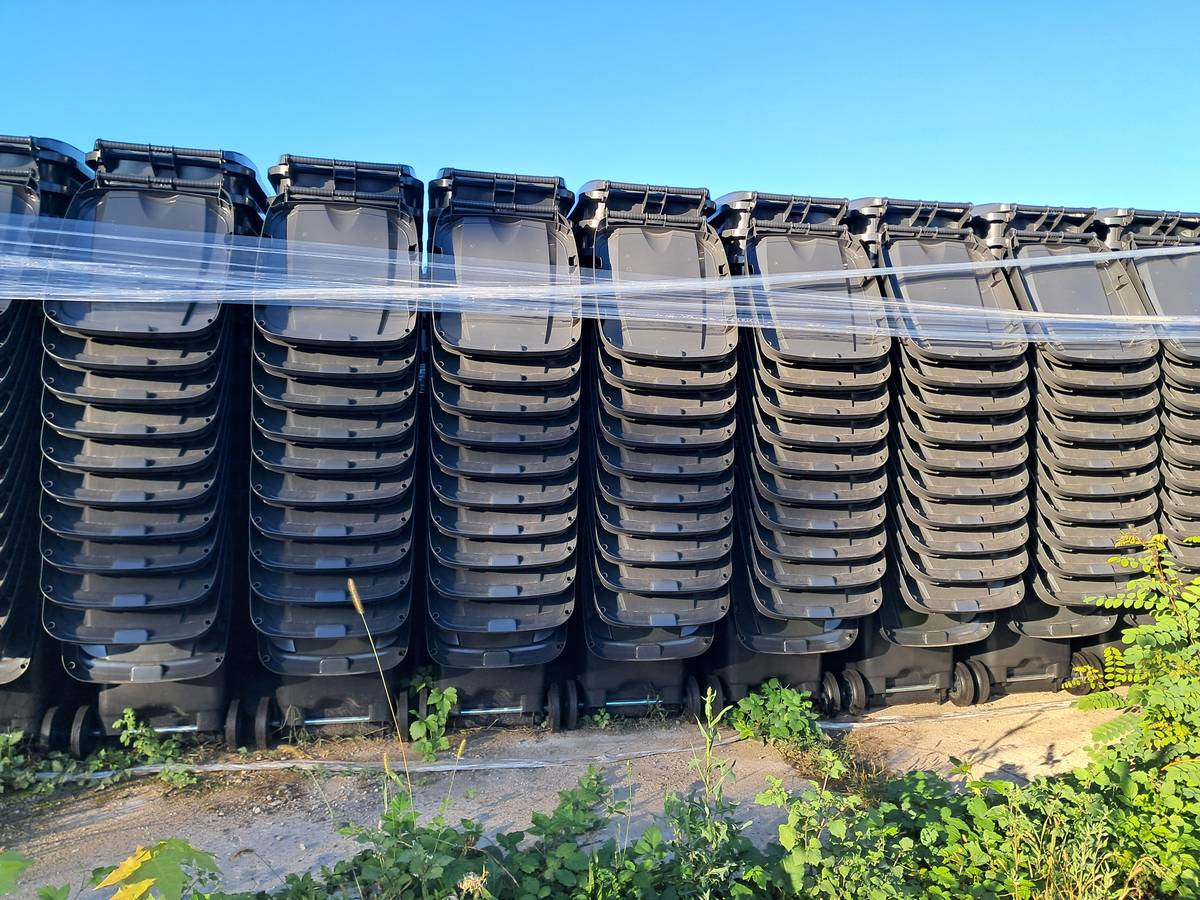 Od středy 1. října najíždí Lysá nad Labem na nový systém třídění odpadu. Cílem je získat přehled o tom, kolik a jakého odpadu se ve městě vyprodukuje. Evropské směrnice jsou totiž neúprosné a za skládkování směsného odpadu platí město stále více peněz. V budoucnu už navíc nebude vůbec možné odpad vozit na skládku a veškerý poputuje do spaloven. Je tedy nutné množství směsného odpadu co nejvíce snížit.  Podle české právní úpravy musíme vytřídit 60 procent v letošním roce a pravidla se budou dál zpřísňovat, například od roku 2030 bude zakázáno skládkovat využitelné odpady.   Proběhnutým očipováním popelnic město získá přehled o tom, kolik odpadu která domácnost či dům vyprodukuje. Systém Door-to-door, v jehož rámci byly lidem propůjčeny i popelnice na tříděný odpad, umožní domácnostem lépe třídit přímo před svým domem. Podobný systém funguje v mnoha českých městech a všude vedl ke snížení množství směsného odpadu a k vyššímu podílu toho tříděného. Za jeho likvidaci město nic neplatí, naopak peníze do rozpočtu dostává. Město tedy od 1. října začne sbírat data o tom, kolik se ve městě opravdu vyprodukuje jakého odpadu. Posléze může na zjištěná data reagovat například úpravou platby za směsný odpad podle toho, kolik jej domácnost skutečně vyprodukuje. Odvoz tříděného odpadu je pro obyvatele našeho města zdarma. VÝHODY SYSTÉMU: · Zlepší se kvalita tříděného odpadu = nedochází ke znehodnocení veřejného kontejneru jiným odpadem – často se totiž do kontejneru hází to, co tam nepatří, což zvyšuje náklady na přetřídění. · Nádoby jsou využívané efektivně = nevyvážejí se kontejnery, ve kterých jsou nesešlapané petky a nerozložené krabice, naopak občané si u sebe petky sešlapují a krabice rozkládají, aby se jim do popelnic vešlo co nejvíce odpadu. · Zmizí nepořádek kolem kontejnerů ve veřejných sběrných hnízdech – máme lokality, kde se nepořádek uklidí, a do 30 minut se tam objeví znovu; neustálé uklízení stojí peníze. · Zmizí přeplněné kontejnery u vašeho bydliště a nebudou nastávat situace, kdy přijede dodávka a zaplní celý kontejner krabicemi či plasty a vy už nemáte šanci vyhodit žádný papír nebo plast. · Dojde ke snížení odpadu ukládaného na skládce. · Zatímco za směsný komunální odpad na skládce musíme platit, za tříděný odpad dostáváme peníze zpět do rozpočtu. Doufáme, že přechod na nový systém proběhne co nejlépe. Neočipované popelnice se od 1. října nevyvážejí. Pokud občan nemá na popelnice uzavřenou smlouvu o výpůjčce, je možné, že o ni přijde. Pokud je popelnice jeho a nikoliv majetkem svozové firmy nebo města, musí to prokázat. Pokud stále nemáte očipovanou popelnici, odevzdanou smlouvu či máte jiný problém, obraťte se na městský úřad na tel. 325 510 230.