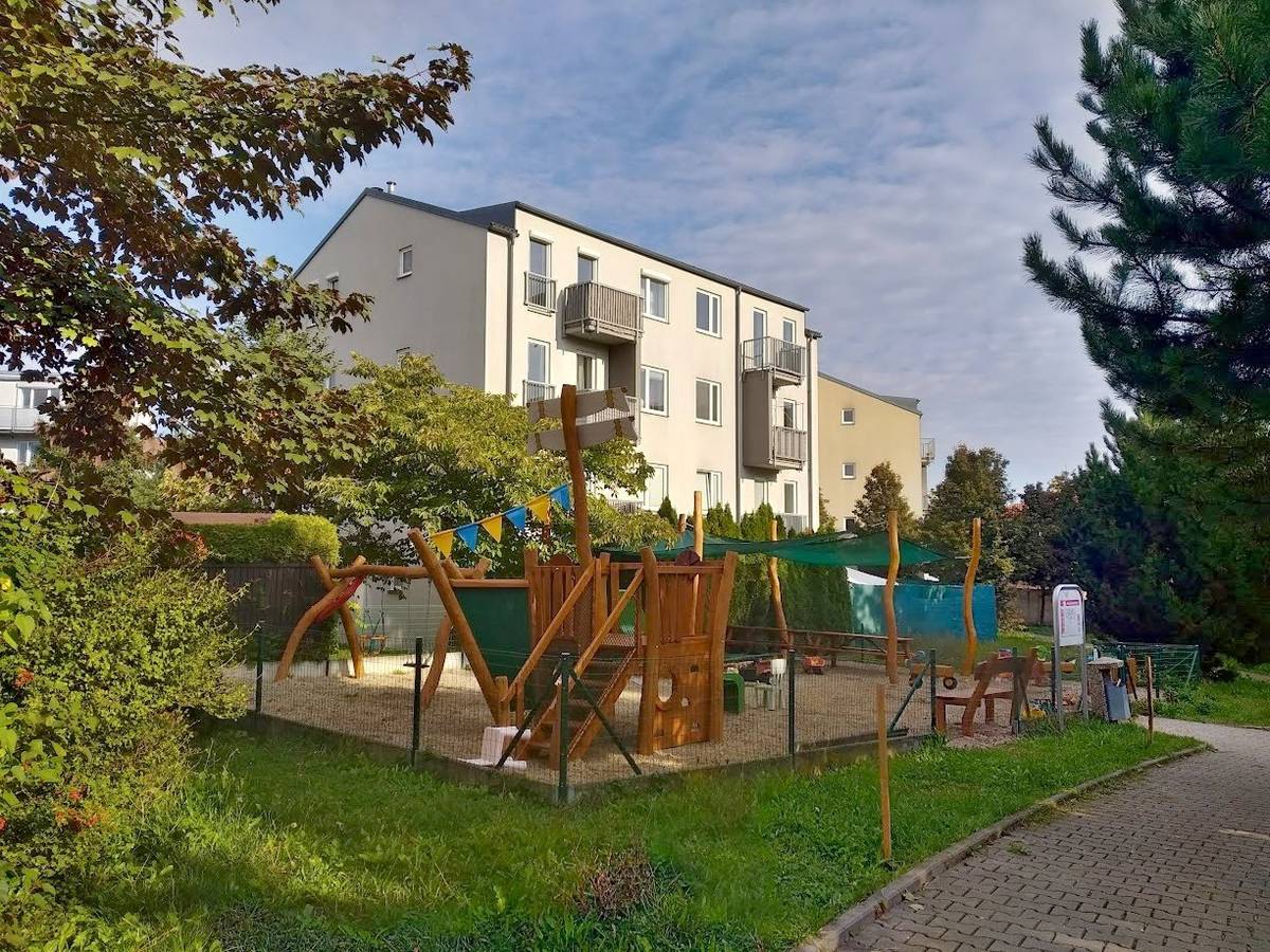 Hřiště ve Velkoosecké ulici, kterému se přezdívá Kamínkáč, je připraveno na děti. Rekonstrukce skončila, beton vyzrál.       Základní herní prvky zůstaly stejné, je zde pískoviště, skluzavka a houpačka pro větší i menší.  Nově přibyly dva pružinové houpací prvky.      Novinkou je zastínění pro pískoviště a piknikové stoly.