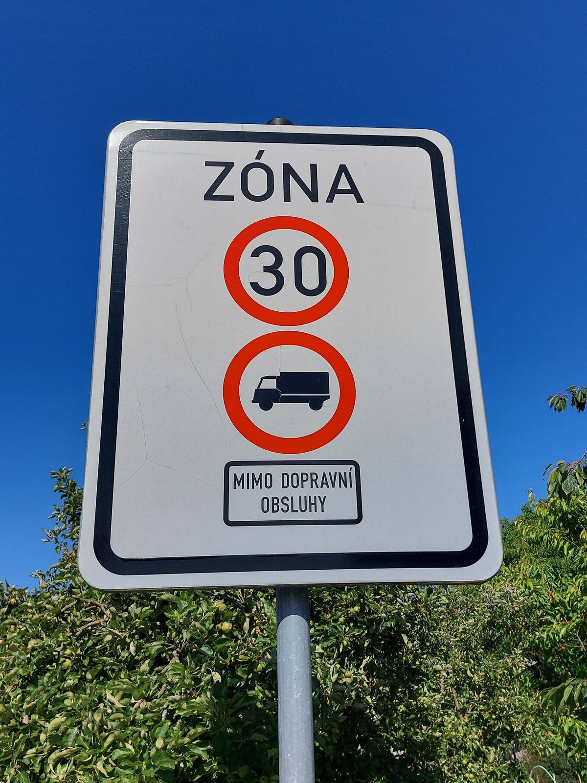 Vážení občané, řidiči, Obecní úřad upozorňuje, že na území naší obce v obytné ZÓNĚ 30 platí nejvyšší povolená rychlost 30 km/h. V poslední době dochází k častému překračování této rychlosti, což vede k oprávněným stížnostem obyvatel. Dodržování této rychlosti je zásadní nejen kvůli bezpečnosti všech obyvatel, zejména dětí, rodiče s malými dětmi, děti s míčem, ale také pro klidnější a příjemnější prostředí v naší obci. Prosíme všechny řidiče, aby pravidla respektovali a přizpůsobili svou jízdu podmínkám v obci. Společně tak můžeme zajistit větší bezpečnost a spokojenost nás všech. Děkujeme za pochopení a ohleduplnost a díky za všechny, co v Zónách 30 bydlí.