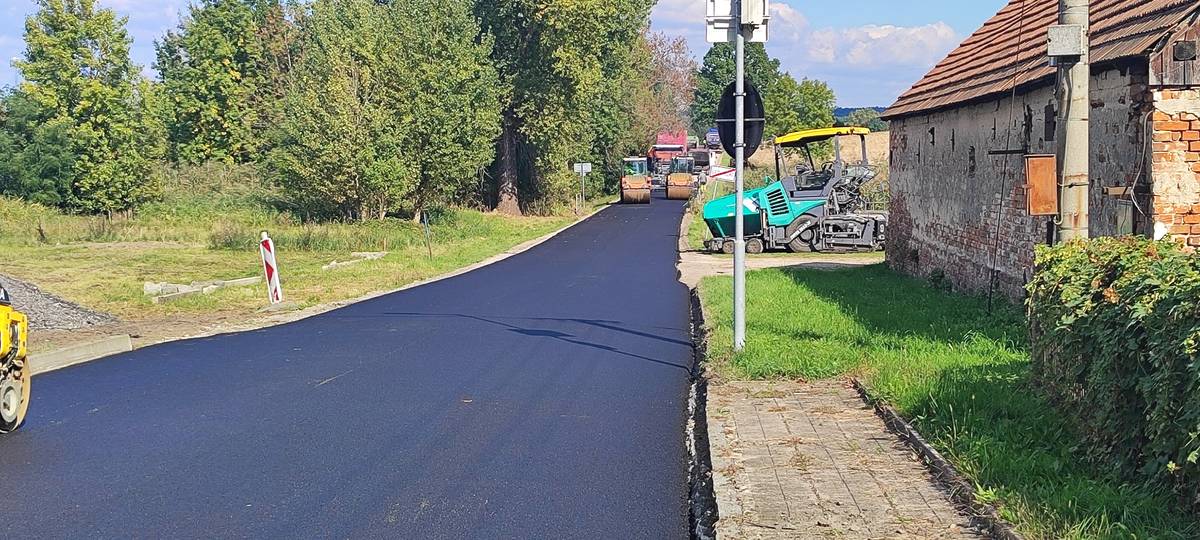 Asfalt obcí je natažen. Omezte ještě dnes ježdění, ať může vychladnout a sednout si. Vím, že je to těžké,ale zkusme to ještě dnes vydržet. Děkuji moc 🍀