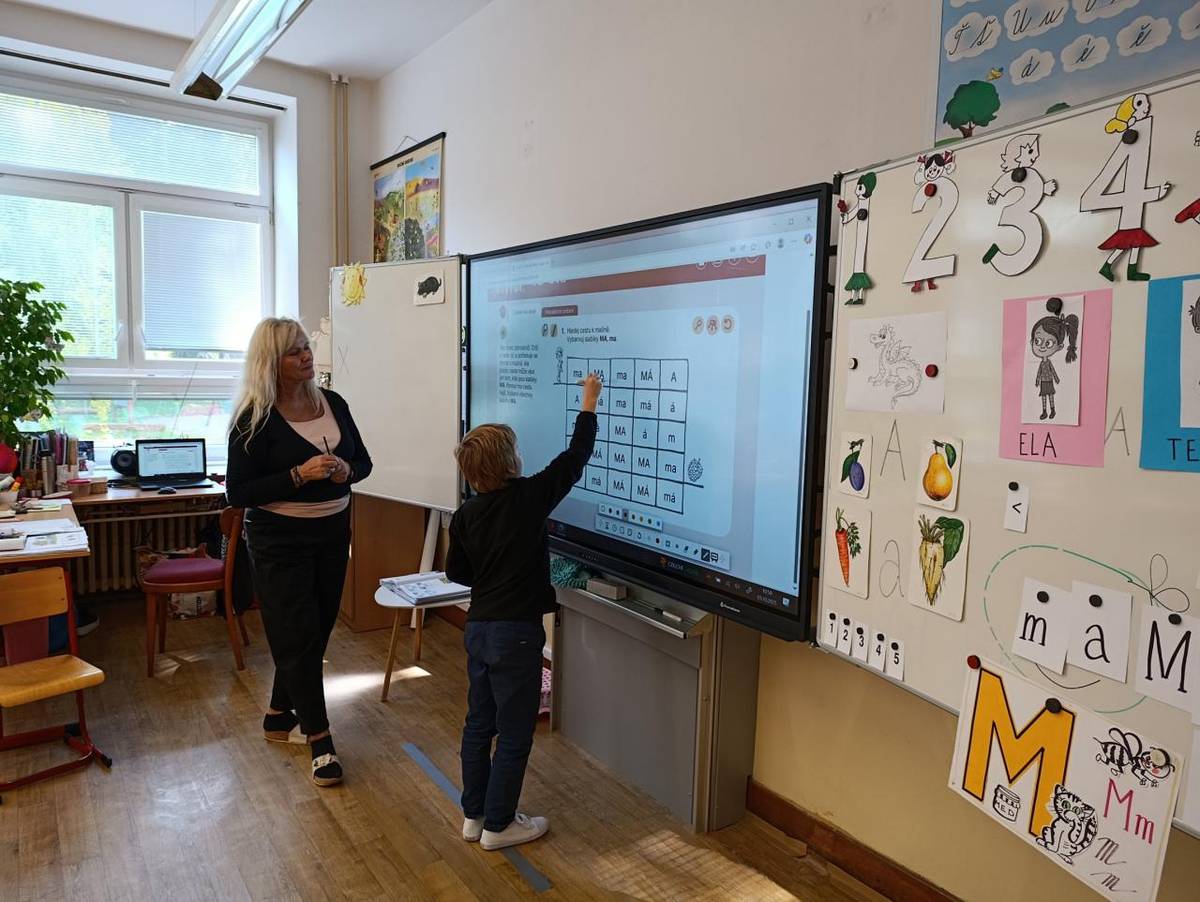 Sdružení rodičů pořídilo do haly školy zbrusu nový interaktivní informační panel a pomohlo také s dofinancováním interaktivního displeje do 1.B. Děkují nejen nadšení prvňáčci, ale celá škola! Výborné spolupráce si velmi vážíme.