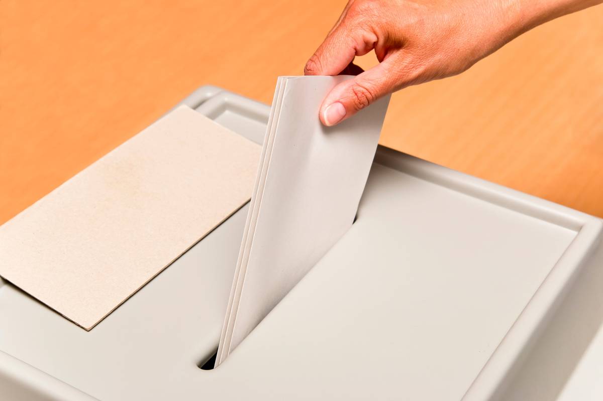 Volby do Poslanecké sněmovny Parlamentu ČR se uskuteční:   pátek 3. října 2025 od 14:00 do 22:00 hodin   sobota 4. října 2025 od 8:00 do 14:00 hodin     Kam máte přijít? Podle místa svého bydliště patříte do některého z volebních okrsků: Okrsek č. 1 – Městský úřad, nám. Jana Zajíce 7 Ulice: Budišovská, B. Němcové, Klokočovská, nám. J. Zajíce, Potoční, Poštovní, Wolkerova, Pivovarská, Těchanovická 321 Okrsek č. 2 – Kulturní dům, Dělnická 746 Ulice: Dělnická, Hasičská, Komenského, Květinová, Lesní, Lipová, Luční, Malá, Selská, Školní, Zahradní, Ztracená, Opavská (od zastavárny dolů) Okrsek č. 3 – Sokolovna, Husova 653 Ulice: Bezručova, Husova, Hřbitovní, Krátká, Křížová, Lidická, Oderská, Sadová, Skřivánčí pole, Stará, Švermova, Vodní, Úvozní, Příkrá Okrsek č. 4 – Budova Lesů ČR, Opavská 97 Ulice: Fučíkova, Křivá, Mladých, Nová, Polní, Rybniční, Spojovací, Těchanovická, Slunečná, U nemocnice, Zemědělská, Opavská (od zastavárny nahoru), nemocnice, Prostřední Dvůr Okrsek č. 5 – Sokolovna Klokočov 32 Místní část: Klokočov Okrsek č. 6 – Požární zbrojnice Lhotka 31 Místní části: Nové Těchanovice, Zálužné, Lhotka Okrsek č. 7 – Kulturní dům Jelenice Místní část: Jelenice Okrsek č. 8 – Restaurace Mototaverna, Podhradí 2015 Místní části: Podhradí, Nýtek   Co potřebujete s sebou?   platný občanský průkaz nebo pas   hlasovací lístky (dostanete je do schránky nejpozději 3 dny před volbami; případně si je vyzvednete přímo ve volební místnosti)