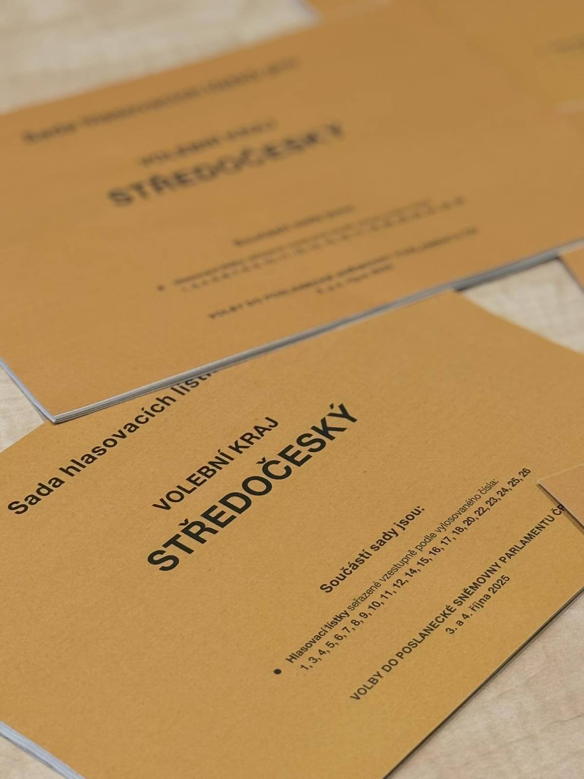 Žádáme, abyste si do volební místnosti nosili sady hlasovacích lístků, které Vám byly vloženy do schránek. Rezervní sady lístků ve volební místnosti rychle mizí. Děkujeme za pochopení.