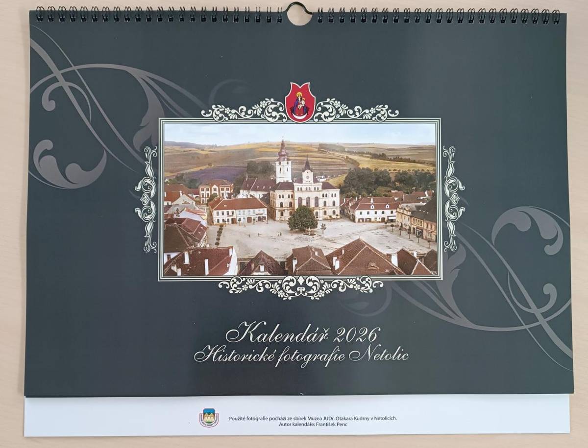Nový kalendář historických fotografií Netolic je k zakoupení v Muzeu JUDr. Otakara Kudrny za 269 Kč. Dárkový set obsahuje nástěnný kalendář, pohlednici a kapesní kalendářík.