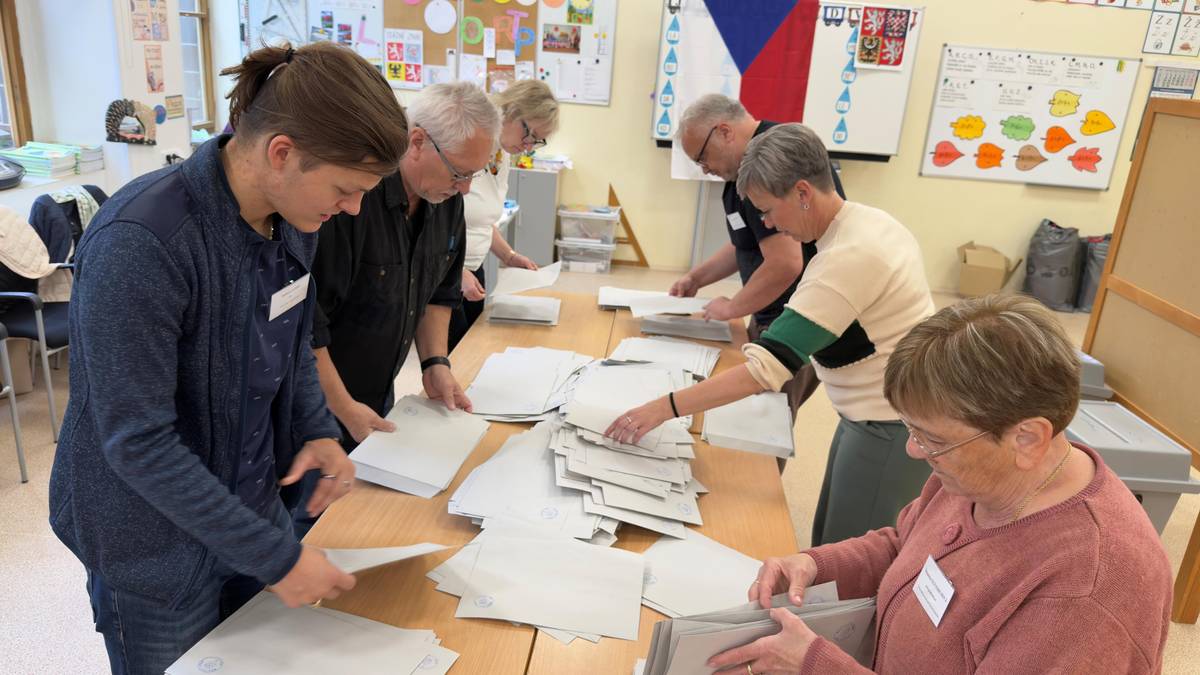 Ve dnech 3. a 4. října 2025 proběhly volby do Poslanecké sněmovny Parlamentu České republiky. V Bakově nad Jizerou přišlo k volbám 2 841 voličů z celkových 3 861 zapsaných, což představuje volební účast 73,58 %. Nejvyšší účast byla zaznamenána v okrsku Horka (85,25 %), nejnižší v okrsku ZŠ (65,92 %). Pořadí dle počtu získaných hlasů:   ANO 2011 – 947 hlasů   SPOLU (ODS, KDU-ČSL, TOP 09) – 606 hlasů   STAROSTOVÉ A NEZÁVISLÍ – 369 hlasů   Motoristé sobě – 270 hlasů   Svoboda a přímá demokracie (SPD) – 238 hlasů   Celkem bylo odevzdáno 2 818 platných hlasů. Děkujeme všem členům okrskových volebních komisí za zodpovědnou práci a spolupráci při zajištění hladkého průběhu voleb. Těšíme se na spolupráci s nimi opět za rok na podzim, při volbách do zastupitelstev obcí.