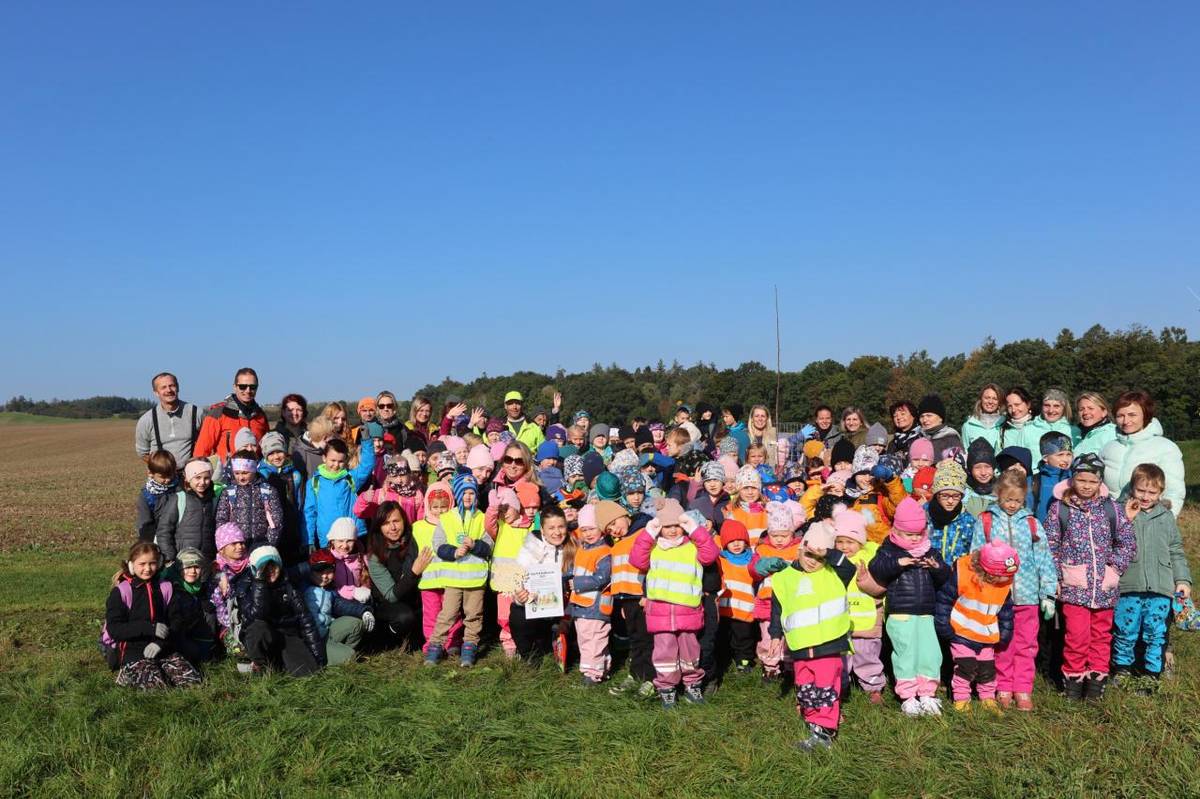 Ovocná alej, kterou vysadily děti z naší MŠ a ZŠ.