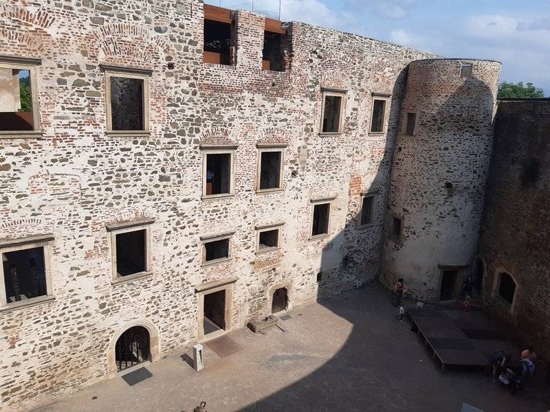 V pátek 10. října se v areálu hradu Helfštýn uskuteční od 19:30 hodin extremní noční běžecký závod s překážkami. V sobotu 11. října a v neděli 12. října startují extremní závody v 9:00 hodin. Více informací na https://excaliburrace.cz/podzim-hrad-helfstyn/#program nebo na www.excaliburrace.cz.