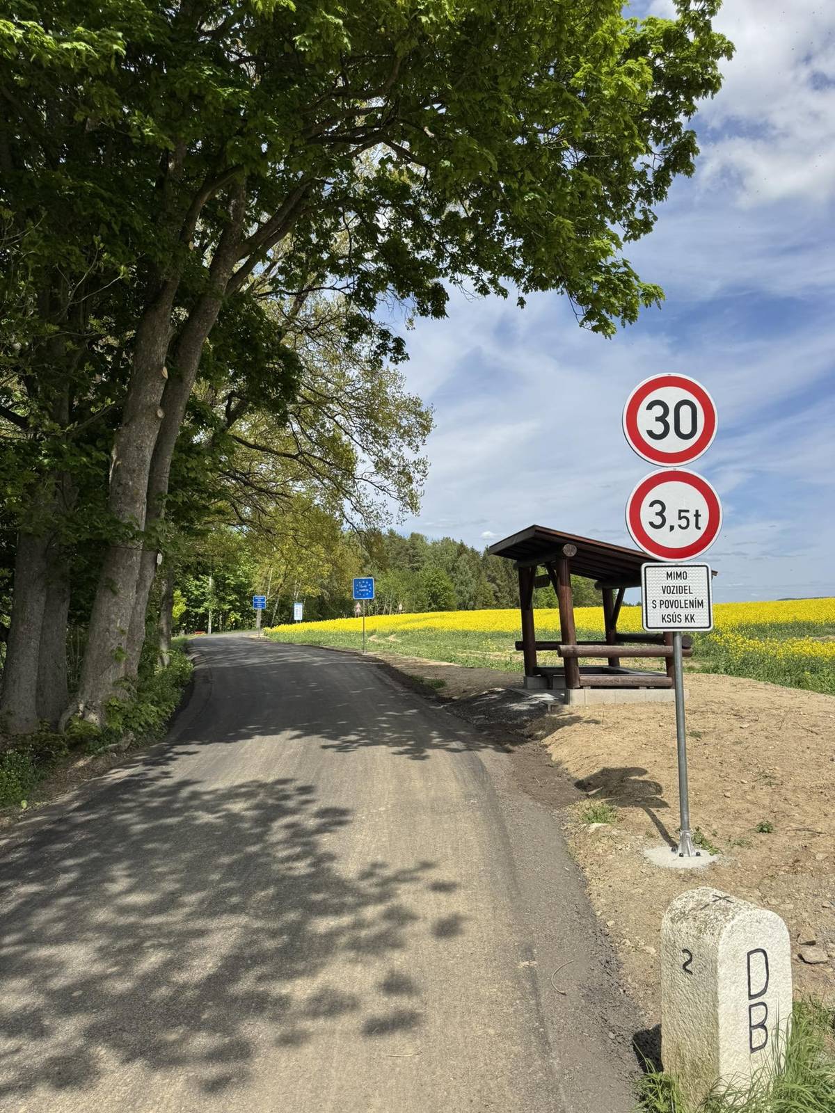 Obec Lipová informuje občany o plánované rekonstrukci silnice St 2174 na německé straně, v úseku od hraničního přechodu Mýtina–Bad Neualbenreuth až po obec Bad Neualbenreuth. 📅 Termín prací: od 8. října 2025 do 31. října 2025 🦺 Zhotovitel: STRABAG AG, ve spolupráci se Staatliches Bauamt Amberg-Sulzbach 📍 Dotčený úsek: St 2174 – Bad Neualbenreuth – Landesgrenze (hranice s ČR) DOPRAVNÍ OPATŘENÍ:   Od 8. 10. do cca 20. 10. 2025 bude provoz přes hraniční přechod Mýtina–Bad Neualbenreuth částečně zachován.   Od 20. 10. do 31. 10. 2025 bude přechod zcela uzavřen z důvodu pokládky nového povrchu metodou Roadflex.   Objížďka povede přes Tirschenreuth – Mähring – Broumov – Dolní Žandov – Cheb – Lipová (doporučené trasy dle značení na německé straně).   Uzavírka se netýká pěších ani cyklistických tras, ty zůstanou po většinu doby průchodné.   Po dobu uzavírky nebude možné překračovat hranici motorovými vozidly. Prosíme občany a řidiče o pochopení a zvýšenou opatrnost.