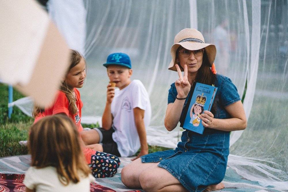 An Adventurous Journey of a Parcel Chodí vám domů balíky? A víte, že takový balík může urazit pořádný kus cesty a třeba i objet celý svět? S jedním se vydáme na cestu - vystřídáme několik dopravních prostředků, zažijeme různá dobrodružství; a to všechno v angličtině. Doporučeno pro děti ve věku 3 - 8 let v doprovodu rodičů. Knihovna Ostopovice / úterý 7.10. 16:30-17:15 / vstupné 100,- (na místě) / registrace zde