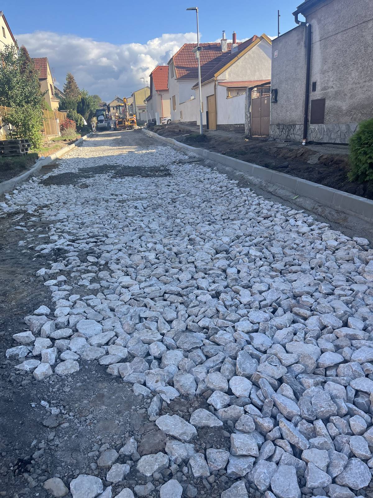 Vážení občané, v Dělnické ulici bude ve středu 8.10. až pátek 10. 10. probíhat pokládka  asfaltových vrstev. Upozorňujeme, že při vjezdu na vozovku ošetřenou postřikem hrozí poškození vozidel. Proto vás žádáme, nevjíždějte do ulice po dobu prací a respektujte dopravní omezení. Děkujeme za pochopení a trpělivost.