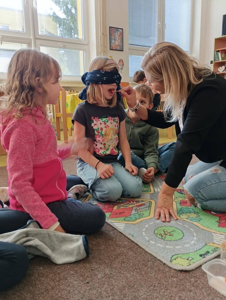 Týden ve znamení ochutnávání a poznávání zeleniny, to byl týden na přelomu září a října ve školní družině. Děti si přinesly různé druhy zeleniny, společně ji pokrájely a pak se zavázanýma očima ochutnávaly a poznávaly, copak to mají dobrého v pusince... :-)