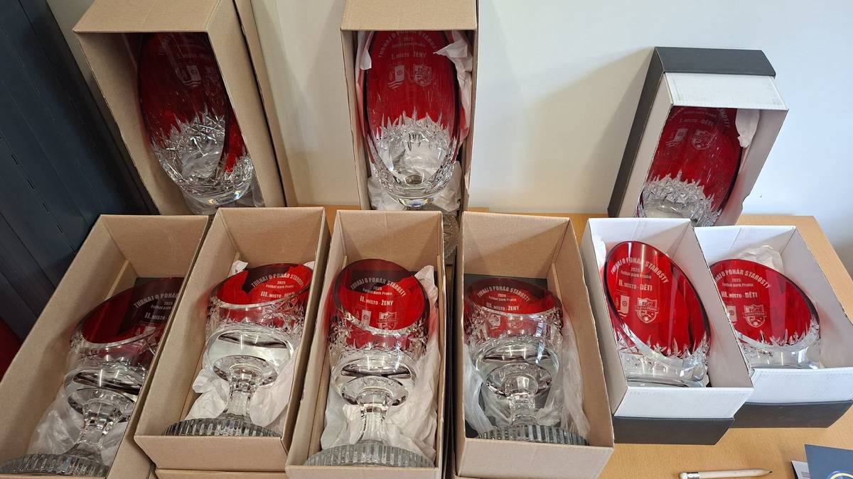 V sobotu 4. října 2025 se na místním hřišti u Milíčovského lesa uskutečnil turnaj o pohár starosty ve FotbalGolfu. Startovné bylo zdarma a hlavním pořadatelem akce byl FotbalPark Praha a akci podpořila MČ Praha - Újezd.   Co to je vlastně FotbalGolf? Jde o kombinaci fotbalu, golfu a minigolfu – ideální sport pro rodiny i sportovce všech věkových kategorií. Na jednotlivých greenech se ke hře používá fotbalový míč, který se pomocí kopací techniky snažíte dostat do jamky na co nejméně kopů.   Turnaje se zúčastnilo 17 dětí, 12 žen a 18 mužů, a společně s doprovodem areál v průběhu celého dne navštívilo přibližně 150 osob. Účast byla letos nižší, pravděpodobně kvůli nepříznivému počasí. V každé kategorii byli oceněni hráči až do pátého místa. Děkujeme pořadateli za výbornou organizaci a všem účastníkům za sportovní nasazení. Už dnes se těšíme na příští ročník turnaje!