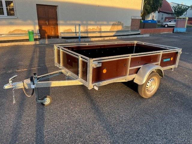 Vážení spoluobčané, obec Židovice zakoupila přívěsný vozík za auto, který je možno zapůjčit i občanům a organizacím z obce bezplatně za podmínek níže uváděných. Podmínky zapůjčení   Kdo může žádat   Občané s trvalým pobytem v obci Židovice   Obecní nebo kulturní spolky, organizace působící v Židovicích     Délka zapůjčení   Standardně na 1 až 3 dny (možno dle domluvy)   Vozík bude vydán a vrácen v dohodnutém čase     Rezervace a převzetí   Žádost o zapůjčení podává žadatel na OÚ Židovice (osobně, e-mailem nebo telefonicky)   Při převzetí vozíku je nutné podepsat protokol o převzetí, v němž žadatel potvrdí, že vozík obdržel v provozuschopném stavu     Povinnosti žadatele   Zacházet s vozíkem šetrně a odpovědně   Vozík vrátit včas a čistý    Obec nenese odpovědnost za škody vzniklé třetím osobám během používání vozíku /neplatí pro povinné ručení/    Omezení použití   Vozík nesmí být použit pro přepravu zakázaných nákladů     Kontaktní osoba   pracovníci obecního úřadu ... www. zidovice.cz/kontakty     V případě nějakých dotazů neváhejte volat 603154082. Marek Beránek - starosta obce