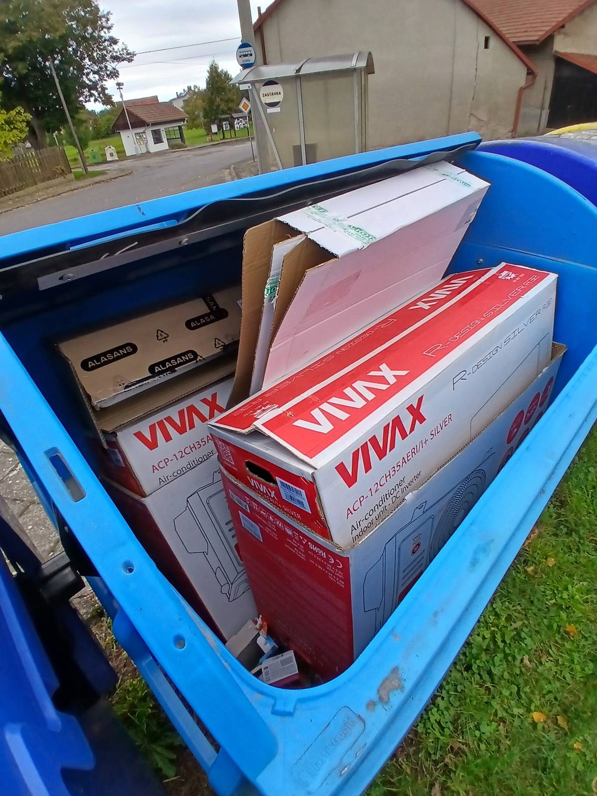 Vzkaz pro šťastného majitele tepelných čerpadel. Přejeme vam hezké ohřátí s novými čerpadly ve vašem domě. Bohužel jste nám obaly od těch tepelných čerpadel, které jste nerozebral, ani nesešlapal, úplně ucpal modrý kontejner na papír. Bude tedy, díky vám, vyvezen pouze vzduch. Vývoz kontejneru stojí cca 410 Kč. Tato informace platí i pro nesešlapávání plastů. Pokud by se tato situace s papírovými i plastovými kontejnery trvale opakovala, bude obec nucena navýšit v přístím roce poplatek za svoz odpadů.