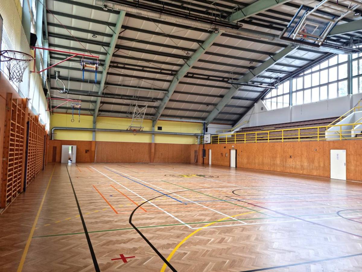 Tělocvičny základní školy v Městě Albrechticích mají za sebou důležitou opravu. Po povodních v roce 2024 byla podlaha ve velké i malé tělocvičně nenávratně poškozena – došlo k podmáčení a mechanickému znehodnocení parket. Proto jsme přistoupili k jejich kompletní výměně.