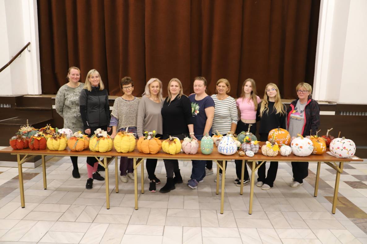 Vo štvrtok 2. októbra 2025 sa uskutočnili druhé tvorivé dielne v tomto roku, na ktorých sa ženy a dievčatá stretli, aby si vyskúšali jesenné tvorenie s tekvicami – aj bez nich, pretože si ich vytvorili vlastnoručne.