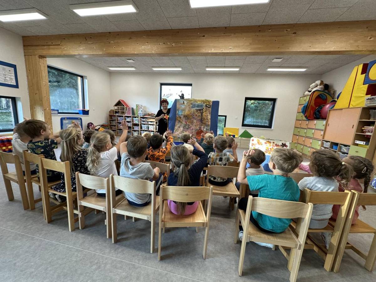 Dne 30. září 2025 nás navštívilo divadlo Leonka s představením "Jak se dráček ztratil".