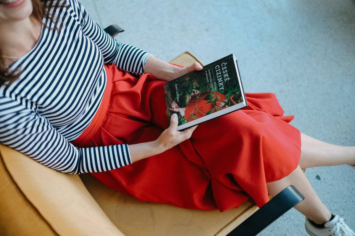 Beseda a autorské čtení s Janou LeBlanc o psaní, knize České cizinky, která přináší 11 příběhů českých žen žijících v zahraničí a o autorčině životě mimo Česko. Součástí knihy je i příběh Anny Rathkopf z USA, kde si vyslechla diagnózu rakoviny prsu a svůj příběh společně s manželem nafotila. (Výstava Anna a Jordan Rathkopf: Sami spolu je u nás k vidění do konce listopadu.)     Jana LeBlanc je česká autorka, novinářka a copywriterka. V posledních dvanácti letech žila na čtyřech kontinentech ve čtyřech zemích světa. Píše blog Co mi udělalo radost?     Knihu České cizinky bude možné si na místě koupit a nechat podepsat.   Knihovna Ostopovice / čtvrtek 9.10. 18:30-20:00 / vstupné dobrovolné