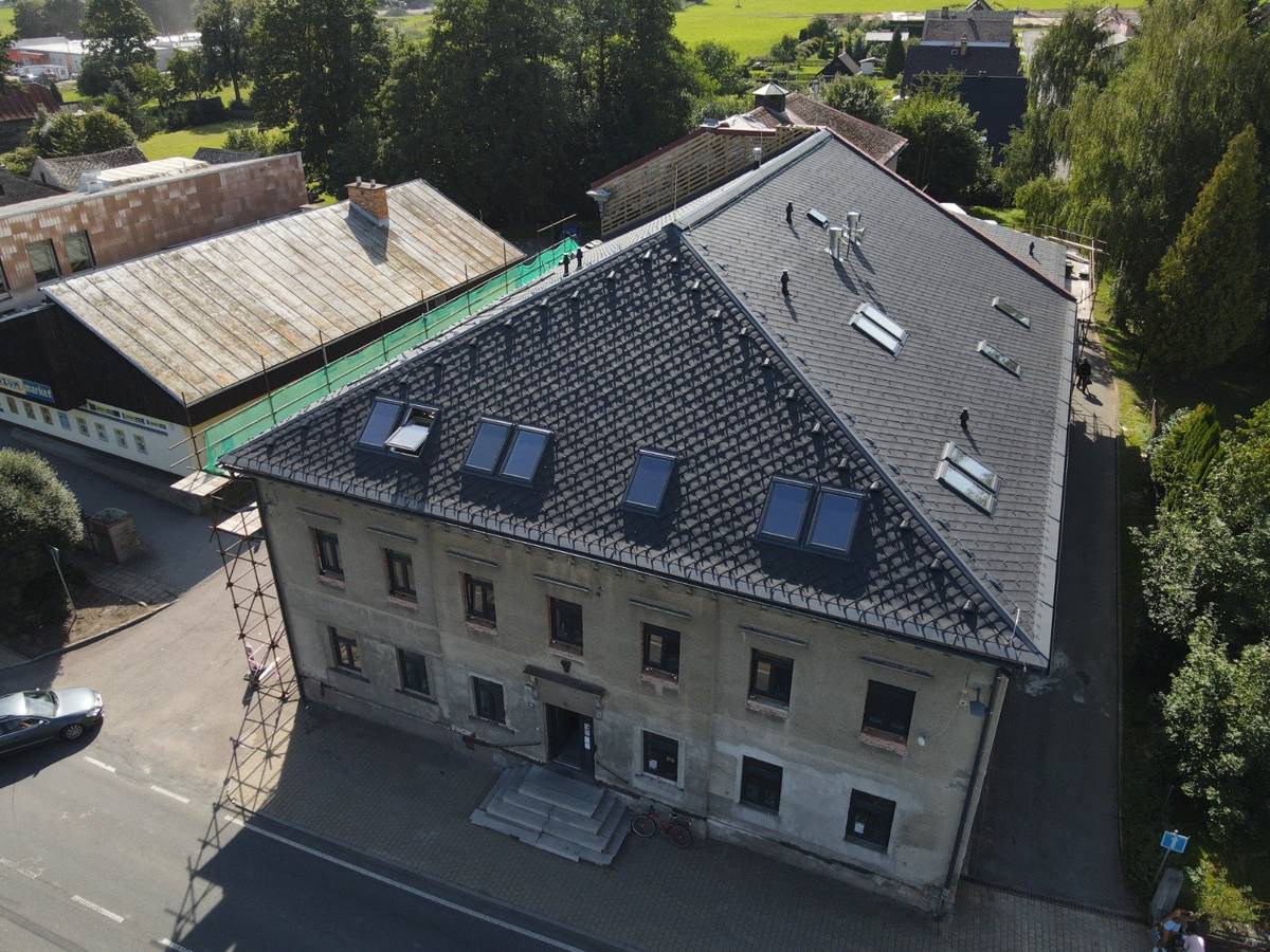 Naše budova bývalého kina, kde je mimo jiné komunitní centrum, muzeum, prodejní prostory a různé služby, si zaslouží jméno, které jí bude opravdu slušet! 🏛️✨ Budova má bohatou historii — historicky šlo o bývalý statek, později přestavěný na hotel a poštovní sál. Během první světové války zde fungoval lazaret. V nedávnější době tu kromě obchodů bylo také kino, byty a klubovny. Dnes v ní najdete nejen komunitní centrum, ale také obchody a služby. Kino už tu sice dávno není, ale prostory dál žijí a my věříme, že se jednou dočkají i rekonstrukce a nového využití pro veřejnost. V budoucnu tu navíc plánujeme multifunkční sál a klubovny místních spolků, takže se z budovy stane skutečné srdce komunitního života v Červené Vodě. ❤️ A protože nejlepší nápady se nerodí v kanceláři, ale v hlavách našich skvělých občanů, obracíme se na vás! 👉 Máte originální, vtipný, poetický nebo prostě geniální nápad, jak tuto budovu pojmenovat? Podělte se o něj do komentářů pod tento příspěvek. 💬 https://www.facebook.com/obeccervenavoda 💡 Uzávěrka návrhů: konec listopadu Takže máte čas zapojit fantazii, zapnout mozkové závity a stát se součástí historie Červené Vody! A kdo ví… možná se právě váš návrh stane tím, co budou lidé říkat ještě za sto let.