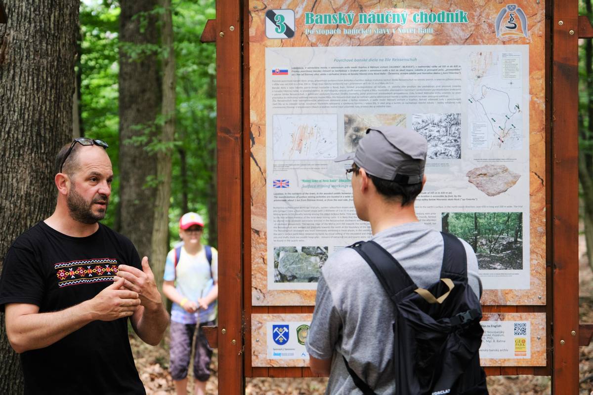 Oblastná organizácia cestovného ruchu @Región GRON vás pozýva na: ⭕️ Komentovanú vychádzku S BANÍKOM ZA HISTÓRIOU po Banskom náučnom chodníku v Novej Bani. V sprievode baníka Branislava Medveďa sa pôjde po trase A, ktorá vedie lesom v oblasti Mýtneho vrchu a Gupne. 📍 TERMÍN: sobota 11.10.2025, 10:00 ✅ Predaj lístkov a viac informácií: https://zazitky.zahoramizadolami.sk/sk/s-banikom-za-historiou-trasa-a