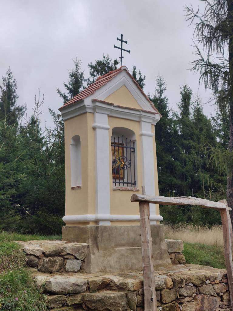 Právě jsme finalizovali opravu tzv. (nakloněné) výklenkové kaple v k.ú. Chvaletín. Akci z velké části financoval   Nadační fond rodiny Malých, opravu provedla firma  Stavební huť Slavonice    Mříž vykovali Pavel a Milan Fučíkovi z Jemnice.    Všem velké díky!