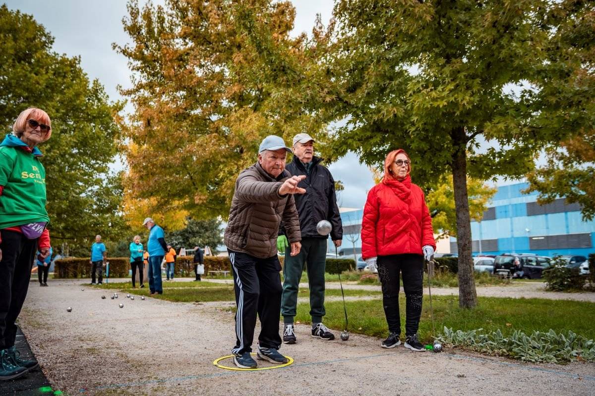 Na petangovom ihrisku na Družbe sa v pondelok 6. októbra 2025 uskutočnil už 4. ročník obľúbeného turnaja seniorov. Zahrali si spolu, zasúťažili a strávili príjemný deň v dobrej nálade.    Turnaj otvorila viceprimátorka mesta Eva Nemčovská. Víťazom sa stal ten istý tím ako vlani, ktorý si domov odniesol putovný pohár. Ostatní účastníci si odniesli medaily, diplomy a vecné ceny — no najmä úsmevy a pekné spomienky.     Už teraz sa všetci tešia na ďalší ročník!     Viac info nájdete v tomto článku.