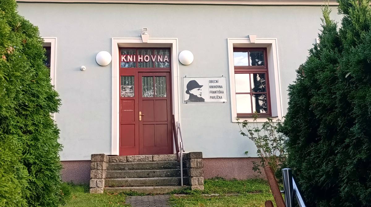 Žádáme čtenáře, kteří mají půjčené knihy označené na hřbetu velkými písmeny VS v oranžovém poli, aby je neprodleně vrátili do lukovské knihovny.    Jsou to: - Saxana 70, dívka na koštěti (Pavel Mészároš) - Zvědavé pohádky: 13 veselých pohádek pro nejmenší (Dana Hlavatá)    Jedná se o knihy tzv. výměnného systému (VS), které jsou majetkem KKFB ve Zlíně a musí se v termínu vrátit.