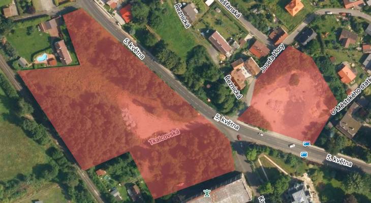 Město Varnsdorf na základě rozhodnutí rady města zveřejnilo záměr pronajmout a prodat pozemky v ulicích 5. května, Tkalcovská.