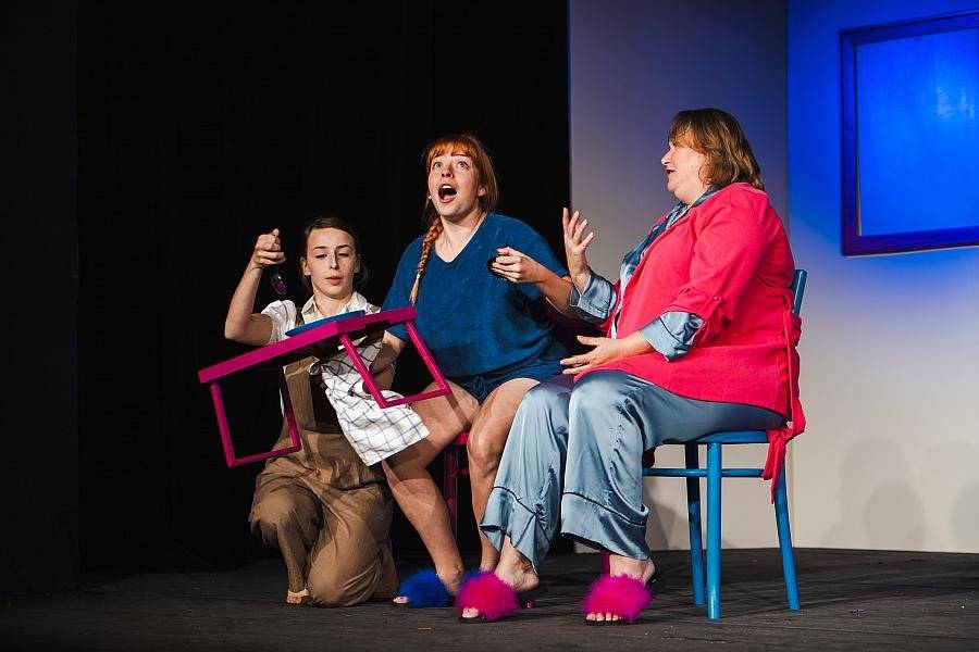 Český Krumlov se stane novým domovem celostátní přehlídky amatérského divadla pro děti a mládež. Festival Divadelní Fimfárum Český Krumlov se uskuteční od 5. do 9. listopadu 2025 a nabídne pestrý program inscenací pro děti, mladé diváky i celé rodiny. Festival, který dosud více než tři desetiletí probíhal pod názvem Popelka Rakovník, se přesouvá do Českého Krumlova a pod novým názvem. Český Krumlov zaujal ve výběrovém řízení svou komplexní nabídkou a partnerskou spoluprací čtyř místních kulturních institucí – městského divadla, regionálního muzea, městské knihovny a základní umělecké školy. „Když jsme byli osloveni s možností navázat na tradici této přehlídky, považovali jsme to za skvělou příležitost. Listopad bývá klidnějším obdobím, a festival tak přinese do města nový kulturní program a zároveň sem přivede talentované děti, mladé lidi i jejich rodiny. Vnímáme to jako přirozené obohacení kulturní nabídky města a posílení jeho role jako významného kulturního centra,“ říká místostarosta Dalibor Uhlíř. Divadelní Fimfárum přivítá nejlepší amatérské inscenace z krajských postupových přehlídek po celé ČR a zároveň nabídne i inspirativní představení profesionálních souborů. „Přijede kolem dvou set účinkujících, odborná porota složená z režisérů, dramaturgů či scénografů bude doplněna dětskou porotou. Návštěvníci se mohou těšit na inscenace různých žánrů od klasických pohádek přes moderní divadelní adaptace až po originální autorská představení. Program je koncipován tak, aby si na své přišli opravdu všichni,“ doplňuje ředitel Městského divadla Český Krumlov Jan Vozábal. Do Českého Krumlova zavítají talentované soubory z různých koutů republiky. Například Divadelní spolek VOJAN z Libice nad Cidlinou představí inscenaci Popelka: Bylo nebylo? a nabídne tak hravý, a především aktualizovaný pohled na tento jinak všemi známý příběh. Divadelní klub mladých z České Lípy uvede současnou bajku Kdo neskáče, není holub aneb Zobáky k sobě, jež otevírá téma předsudků mezi mladými. A Podbrdské národní divadlo z Dobříše rozesměje diváky inscenací Čertovské pohádky, která v rychlém tempu a s vtipem oživuje pět krátkých příběhů plných čertovských kousků a lidské chytrosti. Svou tvorbu představí například Tuleni v papiňáku z Prachatic, kteří tvoří originální studentské inscenace s neotřelým humorem, Divadelní spolek Thespis z Teplic, brněnské divadlo pro děti a mládež Polárka nebo mladý soubor Včil a tu z Hlučína, fungující při tamní základní umělecké škole, a řada dalších souborů. Dopolední část programu bude určena mateřským, základním a středním školám, odpolední a víkendová představení pak široké veřejnosti. Součástí festivalu budou také workshopy, odborné diskuze, přednášky a rozborové semináře. „Výjimečným rysem festivalu je kromě fundované odborné poroty i tzv. „dětská porota“, která je složena z dětí ve věku daných cílových skupin, kterým je inscenace určena. Právě jejich hodnocení bývá tou nejsilnější a nejpřesvědčivější zpětnou vazbou pro tvůrce divadelních inscenací. Pro malé divadelní nadšence z řad široké veřejnosti jsme připravili zážitkový ´Loudalův divadelní příměšták´, kde budou moci děti trávit celý den sledováním divadelních představení, kreativní hrou a povídáním o viděných inscenacích. Aktuální ročník celostátní přehlídky bychom rádi věnovali 100. výročí od narození významné ilustrátorky dětské literatury, malířky a scénografky Aleny Ladové,“ dodává dramaturg Jaromír Hruška. Smyslem tvorby pro děti a mládež obecně je kromě neoddiskutovatelné estetické funkce také osobní a osobnostní rozvoj dítěte a dospívajícího, vytváření, zakořeňování a osvojování si základní