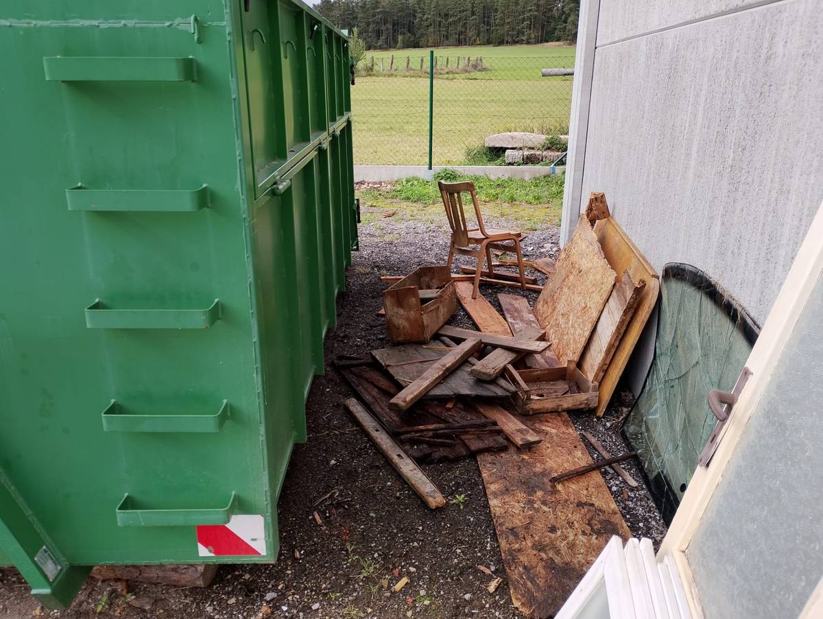 Vážení občané, rádi bychom Vás informovali o následujících skutečnostech:   Zimní svoz odpadu bude probíhá každý týden ve středu.   V místě stavby kanalizace, Daich zajistí přenos popelnic na místo svozu. Je však nutné připravit popelnice již v úterý dopoledne, protože popelářský vůz projíždí následující den dříve než lidé z firmy.   Alternativně je možné popelnice přistavit přímo k silnici, kde neprobíhá stavba a kam popelářský vůz zajíždí.   Ulice od dolní zastávky směrem k Dvořákům (k lesu) bude od příštího týdne pro popeláře průjezdná. Dnes zde bohužel nezacouvali a popelnice nebyly vyvezeny. Za vzniklou komplikaci se omlouváme.     Sběrný dvůr – bohužel musíme upozornit na nevhodné chování některých občanů na sběrném dvoře. Opakovaně se objevují případy, kdy jsou do kontejnerů odkládány věci, které tam nepatří, a to často bez jakéhokoli rozmyslu (např. kov v komunálu nebo gumy k větvím, celá autoskla, celá okna apod. - viz fotografie).    Pokud se tyto situace budou nadále opakovat, budeme nuceni sběrný dvůr uzavřít a nadále jej otevírat pouze v konkrétní den a hodinu s dozorem.     Prosíme proto všechny, aby se řídili pravidly pro odkládání odpadu a chovali se zodpovědně (vše máte uvedné na vratech sběrného dvora).  Jedině tak můžeme zachovat pohodlné a dostupné služby pro všechny. Pokud si nejste jisti, zda-li daná věc na sběrný dvůr patří, kontaktujte pana Lonského (737 600 495). Děkujeme za pochopení a spolupráci. obecní úřad Zlukov