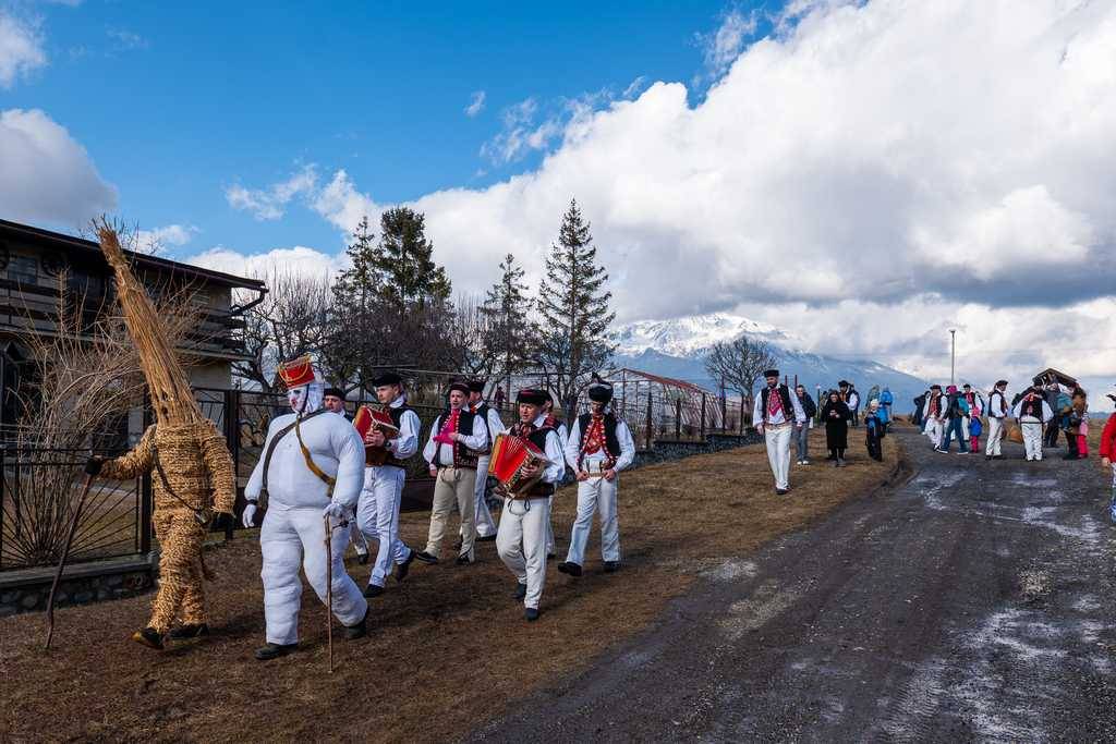 1. marca sa už tradične uskutočnil fašiangový sprievod našou obcou. Celá akcia dopadla ako každoročne na jednotku. Ďakujeme chlapcom a dievčatám z DHZ, FsK Batizovce, klubu žien Batizovce, klubu dôchodcom SOSNA .... a všetkým ďalším organizátorom, ktorí priložili ruku k dielu.