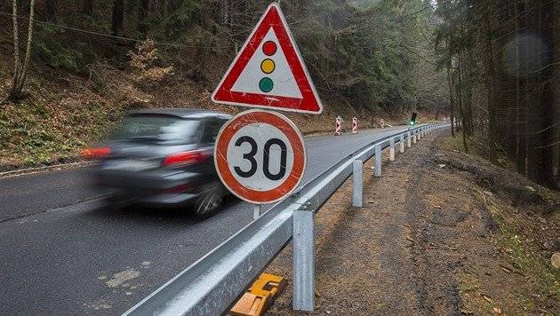 Dobrý den. Kromě uzavřené silnice na Vlašim od 9.10.2025 nás na podzim čekají i omezení z důvodu opravy vozovky v okolí Kladrub.Městský úřad Vlašim, odbor dopravy a silničního hospodářství stanovuje na silnici č. II/125, v k.ú. Vlašim, Pavlovice, Tehov a Kladruby u Vlašim přechodnou úpravu provozu a užití semaforu pro řízení dopravy v místě oprav komunikací .Celkový termín osazení přechodné úpravy provozu : 13.10.2025 – 30.11.2025.Plánované omezení provozu řízenými semafory je na přiloženém DIO plánku. Prosím jezděte opatrně  a dbejte dopravních značení.