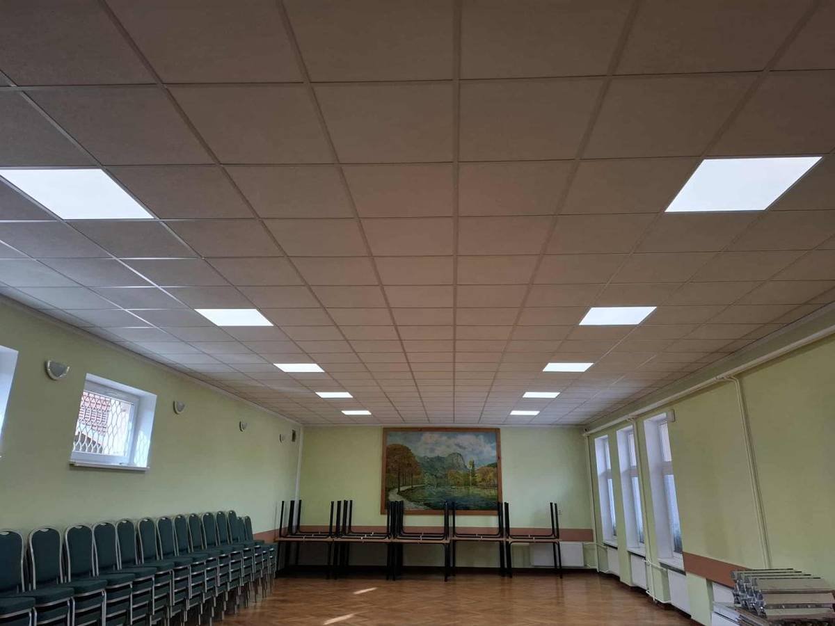 Na Obecnom úrade prebehla výmena starých svietidiel za moderné LED panely – v obecnej sále, zasadačke, knižnici aj v kanceláriách.  Táto zmena nám umožní nielen zlepšiť kvalitu osvetlenia, ale aj šetriť energiu – viac ako o polovicu oproti pôvodným svietidlám.