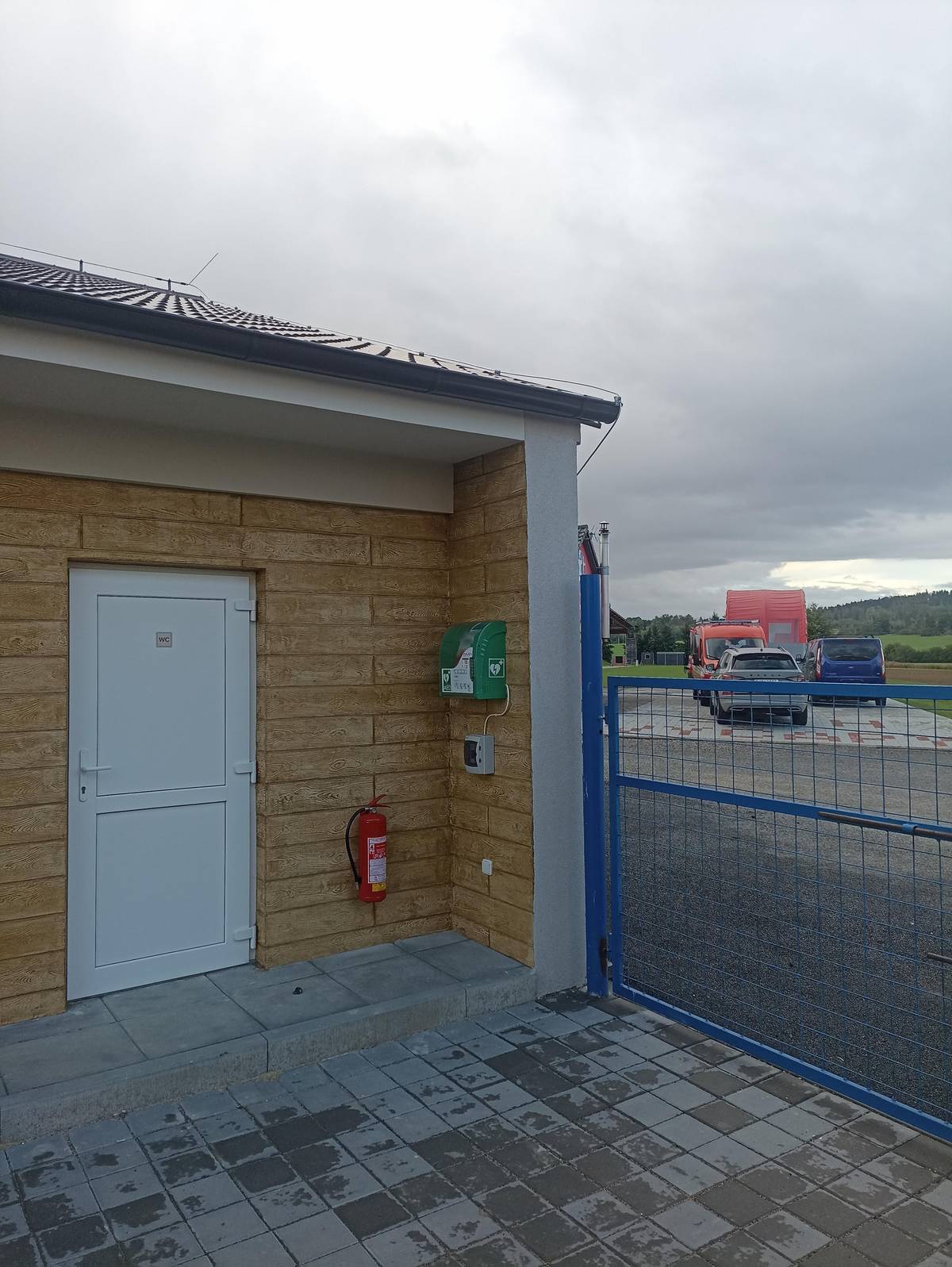 Posíláme vám kod k otevření defibrilátoru umístěného u fotbalového hřiště na pergole vedle WC ve sportovním areálu u Sádky. V mailu máte video, jak jej otevřít. Heslo je 1234fajfka. Defibrilátor je napojen na integrovaný záchranný systém. Na internetu najdete  na https://www.zachrankaapp.cz/cs/aed.