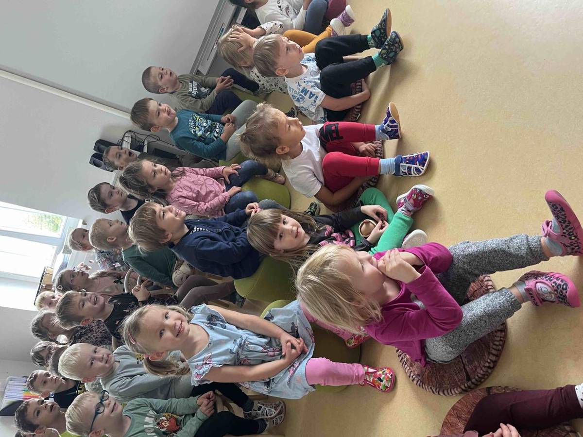 Princezny a rytíři,  víly, draci v závěji,  na jevišti ožívají -   příběhy se odvíjejí!