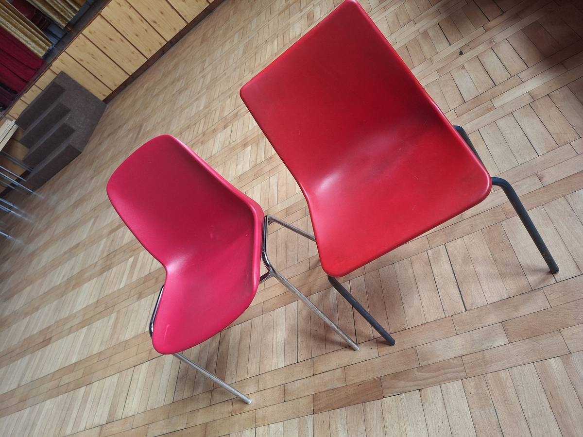 Nabízíme vybavení z kulturního sálu (židle a stoly) - možnost odvozu v příštím týdnu od 13.10.2025. Židle plastová s kovovou konstrukcí - cena 30,-Kč, v dobrém stavu. Stoly dle dohody - stav poškozené. Upřednostňujeme odběr většího množství. Více informací na tel. 725102525.