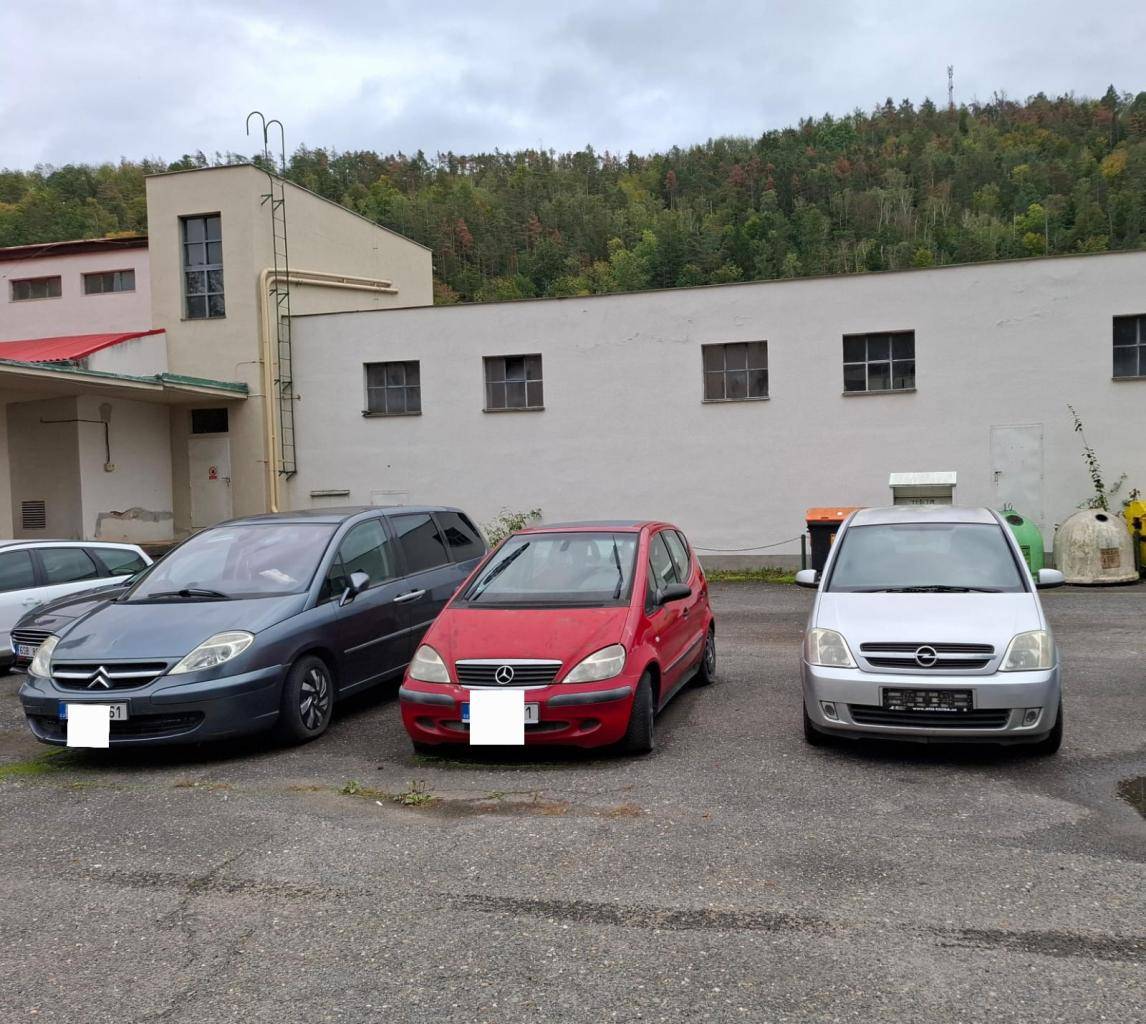 Žádáme občany, aby neodstavovali technicky nezpůsobilá motorová vozidla na veřejných komunikacích, parkovištích ani na jiných veřejně přístupných místech v katastru obce.