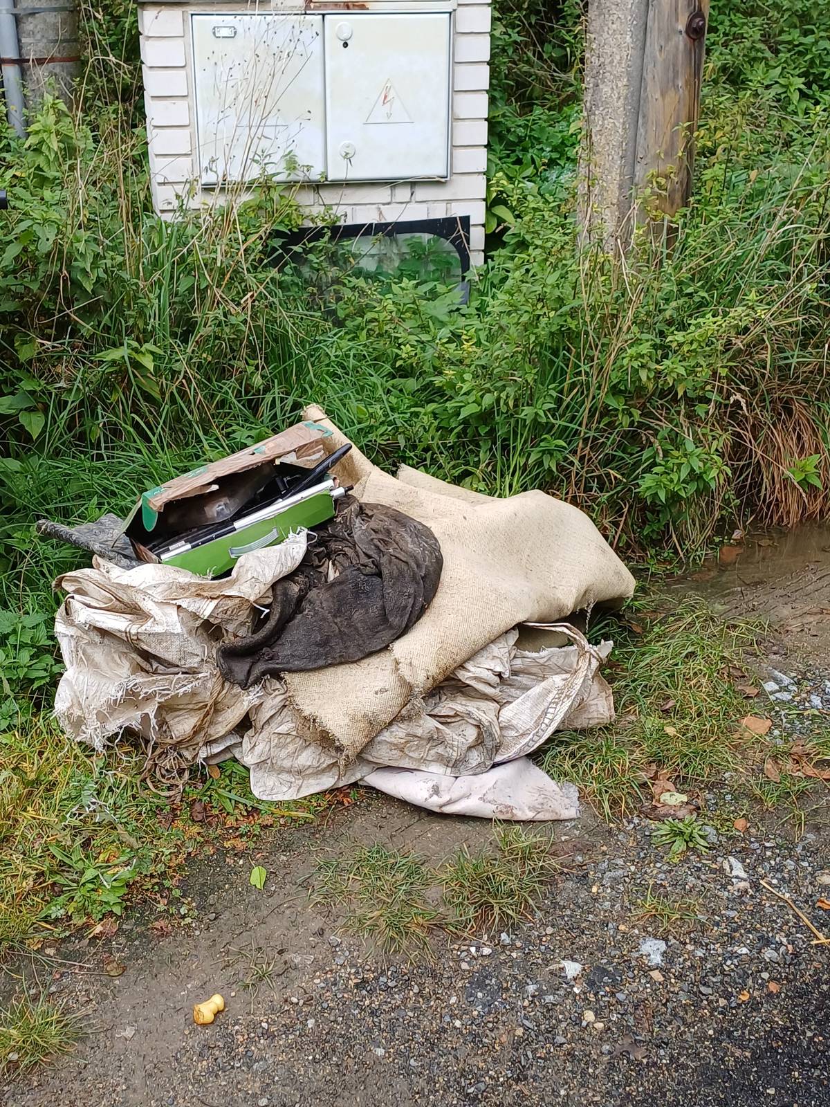 Prosíme majitele níže zdokumentovaných věcí, aby je odstranili z návsi v Kochánově - NEJEDNÁ SE O NEBEZPEČNÝ ODPAD !!! Děkujeme za pochopení