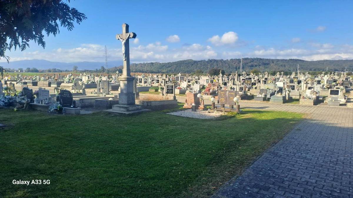 Vážení občania, oznamujeme Vám, že cintorín je pokosený. Majitelia hrobov si preto môžu prísť upratať hroby.