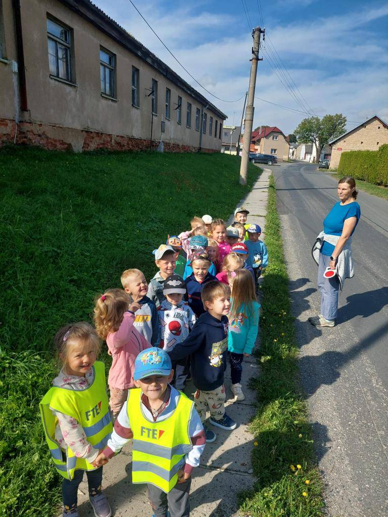 Září, to je jablíčko, přitiskni ho na líčko, je v něm tolik zpívání…zahrádka, školka a její okolí, kamarádi, společné cesty, důležité budovy v obci.