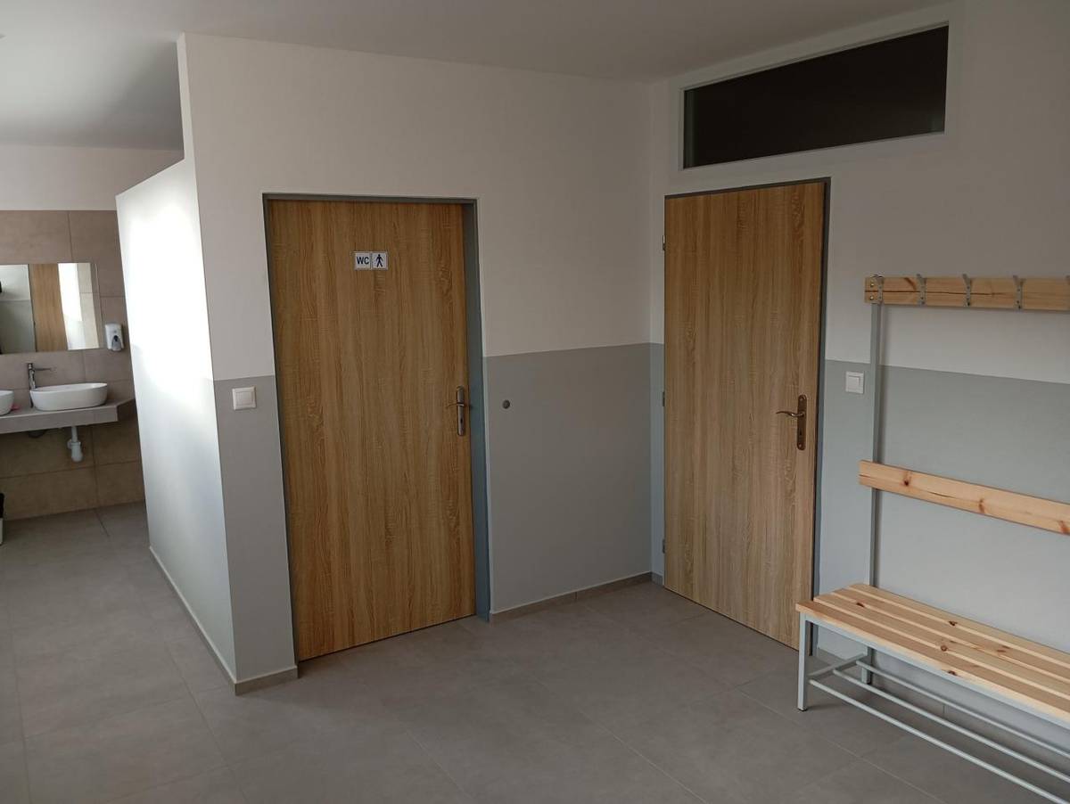 Rekonštrukcia prebiehala od polovice júna do druhej polovice septembra 2025 a priniesla kompletnú obnovu chlapčenských a dievčenských šatní, sprchových kútov a sociálnych zariadení. Zásadnou súčasťou prác bola aj úprava priestorov na bezbariérové používanie.