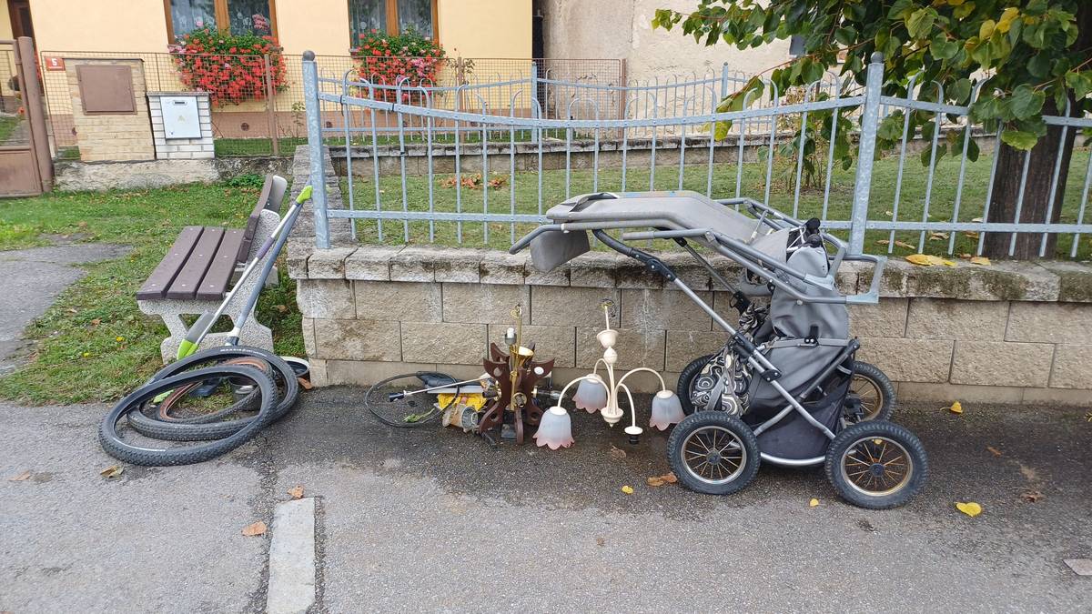 Prosíme majitele níže zdokumentovaných věcí, aby jej odstranil z návsi v Teplýšovicích - NEJEDNÁ SE O NEBEZPEČNÝ ODPAD !!! Děkujeme za pochopení