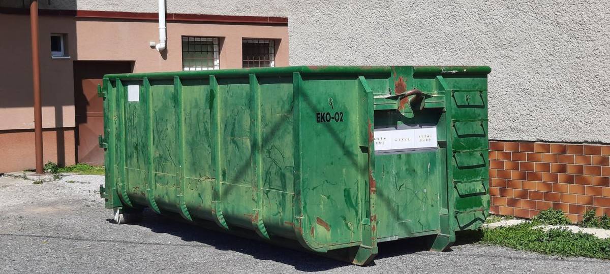 Oznamujeme občanom, že za predajňou COOP Jednota je pristavený kontajner na veľkoobjemový odpad. Priestor je monitorovaný kamerovým systémom, pričom uloženie odpadu mimo kontajnera môže byť považované za zakladanie čiernej skládky.